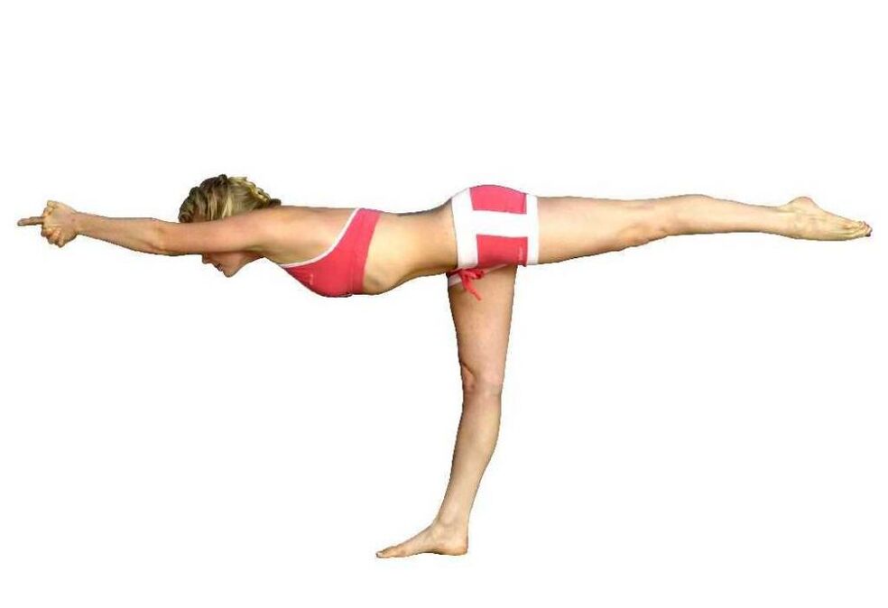 Eğimli tek ayak üzerinde dengede durmak kilo vermenize yardımcı olacaktır. 